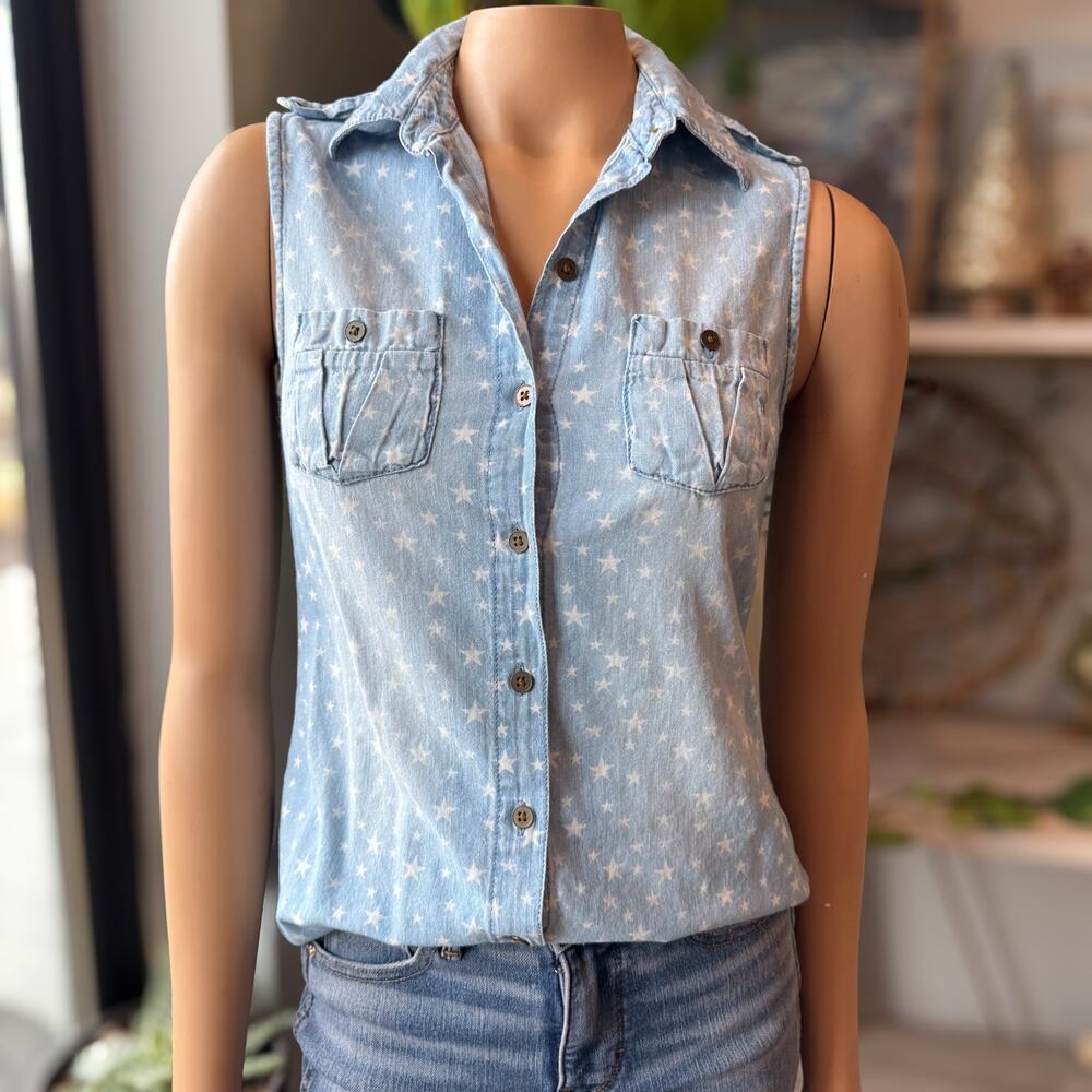 L.E.I. Vintage Y2K Star Print Sleeveless Denim Button Up Shirt Light Wash - M